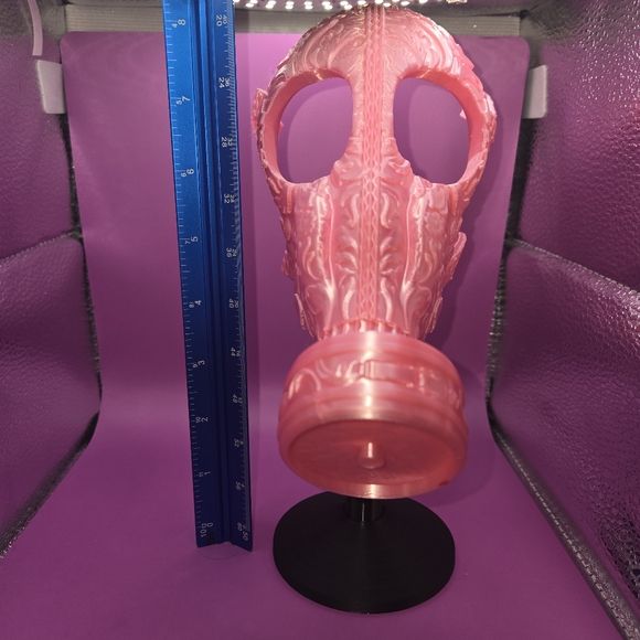 Fancy pink gas mask decor - Picture 5 of 6